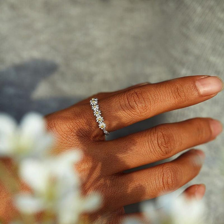Adjustable Silvar Ring with Daisy