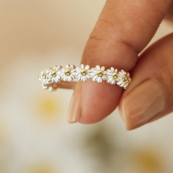 Adjustable Silvar Ring with Daisy
