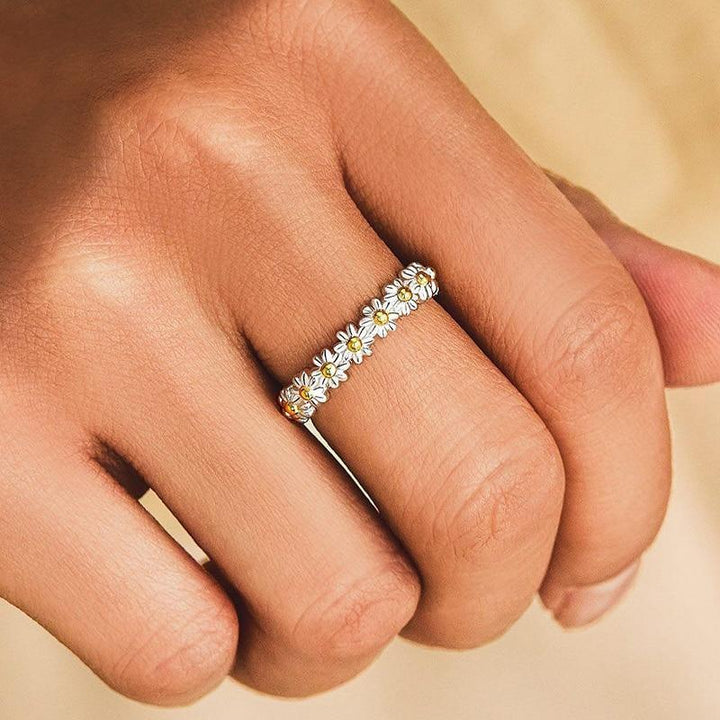 Adjustable Silvar and Hand Painted Enamel Daisy Ring