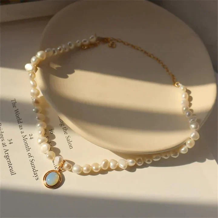 Pearly Necklace with Moonstone in Gold