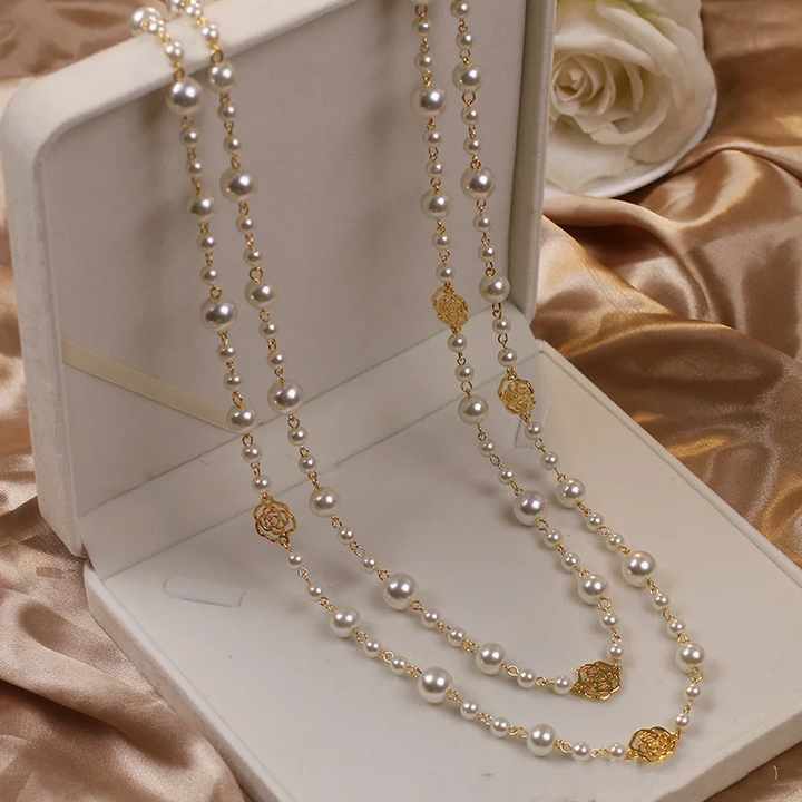 Chic Pearl Necklace in Gold
